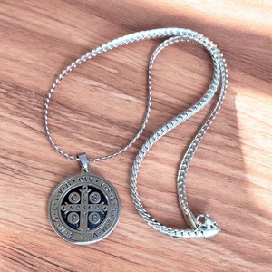 Ezüst színű férfi kétoldalas nemesacél Szent Benedek medál nemesacél láncon ajándékdobozzal - ékszer - nyaklánc - medálos nyaklánc - Meska.hu