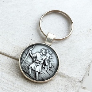 Üveglencsés fém kulcstartó amulett - Szent Kristóf az utazók védőszentje - Meska.hu