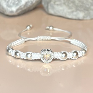 Elegáns szívmedálos csomózott makramé karkötő hematit ásványgyöngyökkel fehér, Ékszer, Karkötő, Ásványkarkötő, Csomózás, Ékszerkészítés, MESKA