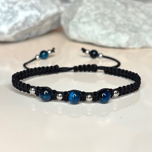 Csomózott makramé állítható méretű karkötő kék tigrisszem és nemesacél gyöngyökkel - Meska.hu