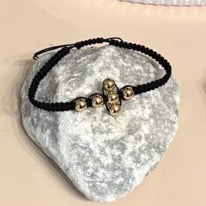 Csomózott makramé állítható méretű karkötő kereszt hematit ásványgyöngyökkel , Ékszer, Karkötő, Fonott karkötő, Ékszerkészítés, Csomózás, MESKA