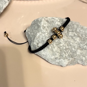 Csomózott makramé állítható méretű karkötő kereszt hematit ásványgyöngyökkel  - ékszer - karkötő - fonott karkötő - Meska.hu