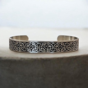 Kelta csomó mintás nemesacél karkötő karperec ajándékdobozzal (ezüst-fekete) 5731373 - Meska.hu