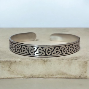 Kelta csomó mintás nemesacél karkötő karperec ajándékdobozzal (ezüst-fekete) 5731383 - Meska.hu