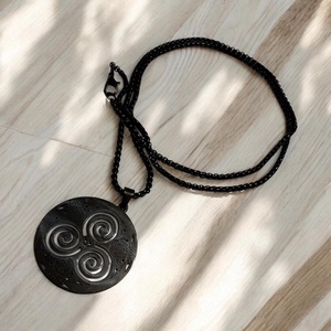 Fekete nemesacél Kelta triszkelész medálos nyalánc ajándékdobozzal 5731457 - Meska.hu