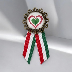 Üveglencsés kokárda március 15 nemzeti színű szív szimbólummal, Ékszer, Kitűző és Bross, Ékszerkészítés, Üvegművészet, MESKA