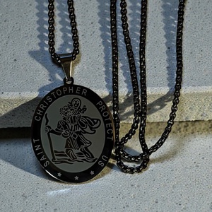 Fekete Szent Kristóf nemesacél medál védelmező amulett talizmán fekete nemesacél láncon ajándékdobozzal, Ékszer, Nyaklánc, Medálos nyaklánc, Ékszerkészítés, Gravírozás, pirográfia, MESKA