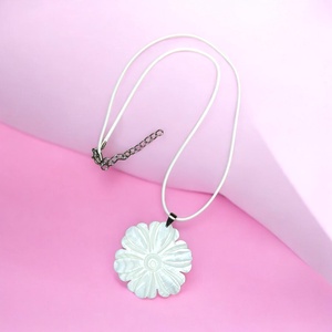 Kagylóhéj virág medál viaszolt zsinóros nyaklánccal ajándékdobozzal - ékszer - nyaklánc - medálos nyaklánc - Meska.hu