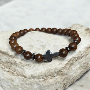 Stílusos divatos férfi fa gyöngykarkötő hematit kereszt medállal 18 cm - ékszer - karkötő - ásványkarkötő - Meska.hu