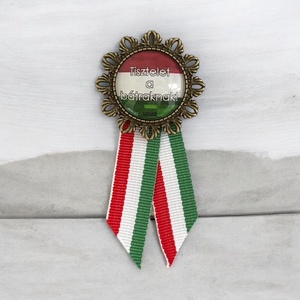 Üveglencsés kokárda Tisztelet a bátranak felirattal zászló mintával bronz - Meska.hu