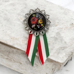 Üveglencsés kokárda fekete kalocsai mintával ezüst - Meska.hu