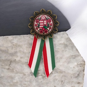 Üveglencsés kokárda március 15 címeres virág motívummal bronz, Ékszer, Kitűző és Bross, Ékszerkészítés, Üvegművészet, MESKA