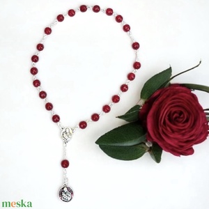 Speciális Szent Rita csiszolt vörös kalcedon ásvány rózsafüzér ajándékdobozzal, Otthon & Életmód, Vallás, Lánc & Füzér, Ékszerkészítés, MESKA