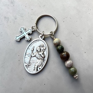Szent Kristóf védelmező amulett kulcstartó indiai achát ásványgyöngyökkel kereszt charm medállal 001 - táska & tok - kulcstartó & táskadísz - kulcstartó - Meska.hu