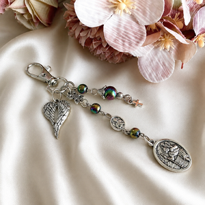 Szent Kristóf utazók védőszentje védelmező amulett kulcstartó táskadísz szivárvány hematit ásványgyöngyökből - Meska.hu