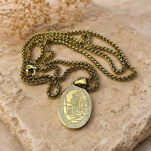 Arany színű Szent Kristóf nemesacél medál védelmező amulett talizmán arany színű nemesacél láncon - ékszer - nyaklánc - medálos nyaklánc - Meska.hu