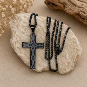 Fekete nemesacél lézergravírozott mintás kereszt medálos nyaklánc amulett ajándékdobozban 5673038 - Meska.hu
