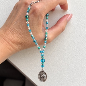 Autós Szent Kristóf védelmező autós dísz világoskék csiszolt kristálygyöngyökkel visszapillantó tükörre - Meska.hu