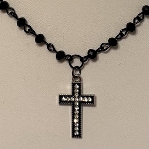 Fekete csiszolt kristálygyöngy choker nyaklánc cirkónia köves fekete kereszt medállal - ékszer - nyaklánc - medálos nyaklánc - Meska.hu