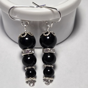 Fekete lógó fülbevaló - Meska.hu