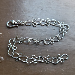 Karkötő cicás kapoccsal - ékszer - karkötő - lánc karkötő - Meska.hu