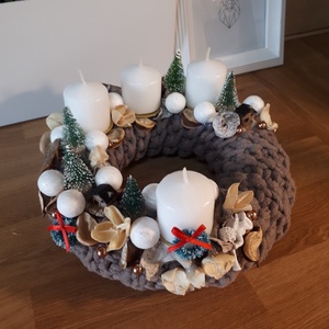 Adventi koszorú Horgolt Alapon - karácsony - adventi díszek - adventi ablakdekoráció - Meska.hu