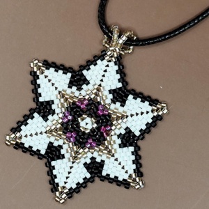 Lila csillagvirág medál - ékszer - nyaklánc - gyöngyös nyaklánc - Meska.hu