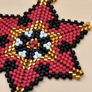 Vörös csillagvirág medál - ékszer - nyaklánc - gyöngyös nyaklánc - Meska.hu