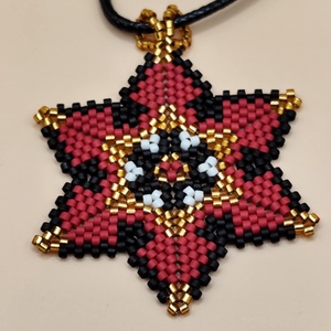 Vörös csillagvirág medál, Ékszer, Nyaklánc, Gyöngyös nyaklánc, Ékszerkészítés, Gyöngyfűzés, gyöngyhímzés, MESKA