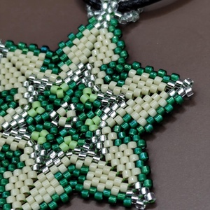 Zöld csillagvirág medál - ékszer - nyaklánc - gyöngyös nyaklánc - Meska.hu