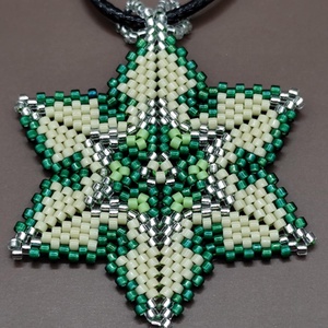 Zöld csillagvirág medál, Ékszer, Nyaklánc, Gyöngyös nyaklánc, Ékszerkészítés, Gyöngyfűzés, gyöngyhímzés, MESKA