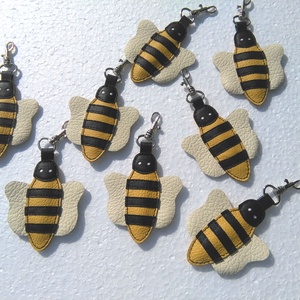 Méhecske bőr kulcstartó táskadísz karabinerrel -  - Meska.hu