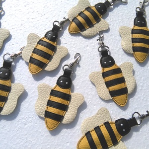 Méhecske bőr kulcstartó táskadísz karabinerrel -  - Meska.hu