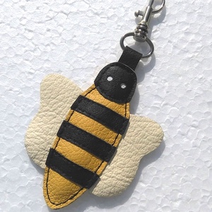 Méhecske bőr kulcstartó táskadísz karabinerrel -  - Meska.hu