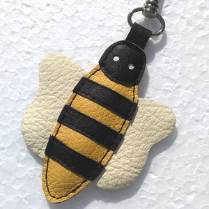 Méhecske bőr kulcstartó táskadísz karabinerrel -  - Meska.hu