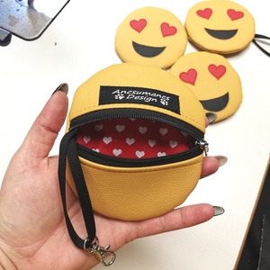 Emoji textilbőr kulcscsomótartó,kis tartóka,A szerelmes -  - Meska.hu