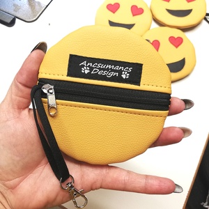 Emoji textilbőr kulcscsomótartó,kis tartóka,A szerelmes -  - Meska.hu
