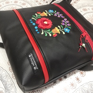 Hímzett 30x30-as pakolós válltáska oldaltáska fekete HungarianFolkart05 - táska & tok - kézitáska & válltáska - vállon átvethető táska - Meska.hu