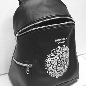 MAXIM BackPack L hátizsák - Elegáns fekete hímzett fehér mandalával textilbőr pántokkal 35x28x16 - táska & tok - hátizsák - hátizsák - Meska.hu
