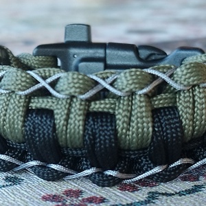 Taktikai túlélő paracord karkötő biztonsági csattal COW HITCH ARMY fekete keki (csuklóméret 18-18,5cm) - ékszer - karkötő - fonott karkötő - Meska.hu