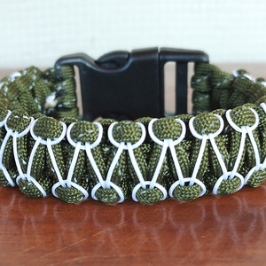 Designer Túlélő Paracord Karkötő Biztonsági Csattal COBRA RIDER STITCH ARMY Keki Fehér(Csuklóméret 19-20cm) - ékszer - karkötő - fonott karkötő - Meska.hu