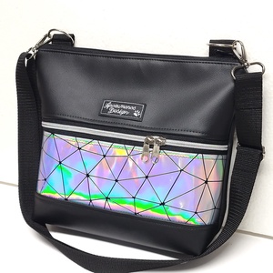Bella crossbody oldaltáska  28x24cm - Fekete lézerhologram - táska & tok - kézitáska & válltáska - vállon átvethető táska - Meska.hu