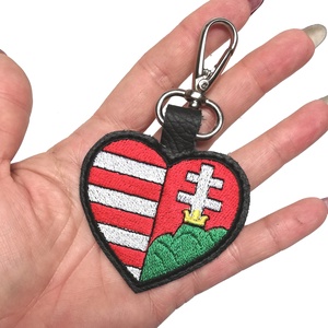 Kossuth címer szív alakban hímzett bőrkulcstartó kulcsdísz táskadísz, Táska & Tok, Kulcstartó & Táskadísz, Kulcstartó, Bőrművesség, MESKA