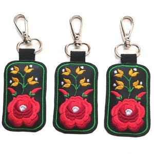 Hímzett Hungarian Folkart kulcstartó karabinerrel színes hímzés fekete alapon  - Meska.hu