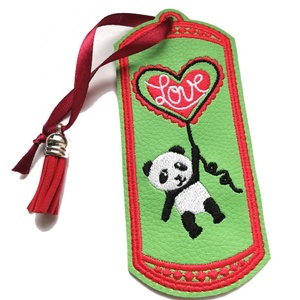 Panda maci Love lufival hímzett könyvjelző bojttal, Könyv & Zene, Könyvjelző, Varrás, Hímzés, MESKA