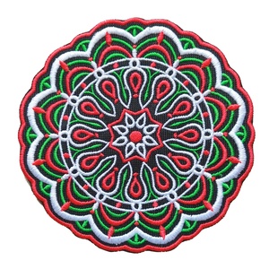 Vasalható varrható hímzett felvarró folt Nagy piros fehér zöld mandala fekete alapon 15cm, Kellékek & szerszámok, Méteráru, Felvarrható, vasalható kellék, Hímzés, MESKA