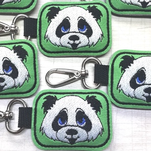 Hímzett panda maci kulcstartó karabinerrel - táska & tok - kulcstartó & táskadísz - kulcstartó - Meska.hu
