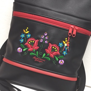 Tália hátizsák 4 zsebbel - Elegáns fekete Hungarian Folkart24 Kalocsai virágos hátizsák - táska & tok - hátizsák - roll top hátizsák - Meska.hu
