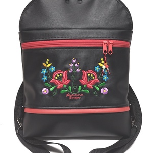 Tália hátizsák 4 zsebbel - Elegáns fekete Hungarian Folkart24 Kalocsai virágos hátizsák - táska & tok - hátizsák - roll top hátizsák - Meska.hu