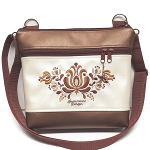 Bella crossbody oldaltáska 28x24cm - Hímzett Matyó mintás Hungarian Folkart28 bronz pezsgő - táska & tok - kézitáska & válltáska - vállon átvethető táska - Meska.hu